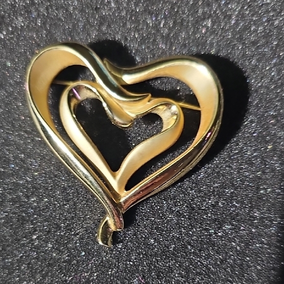 Vintage Gold Double Heart Brooch with Elegant Design - Picture 1 of 5